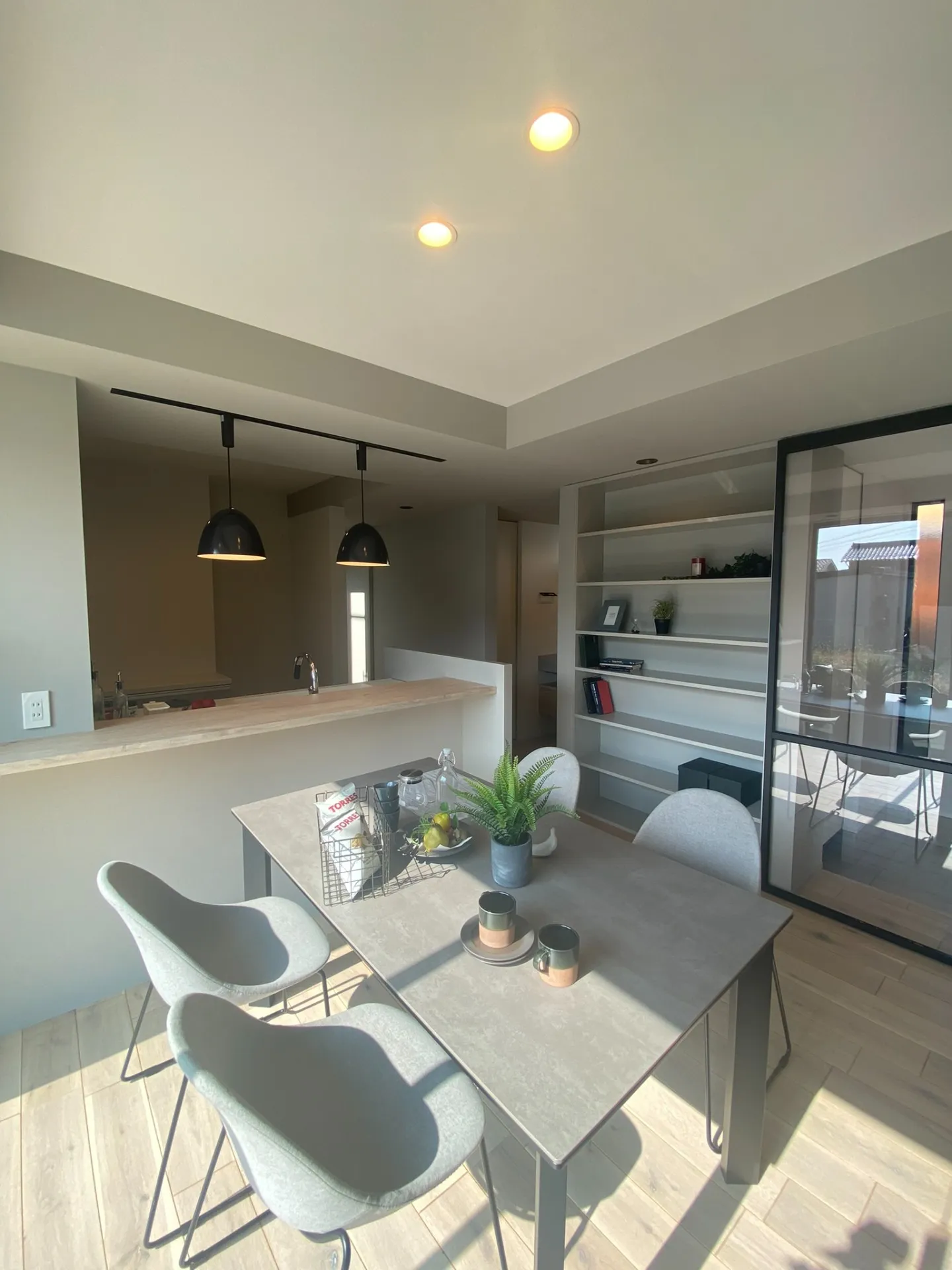 明るさと。安らぎと。2面性を融合したLDKのある家